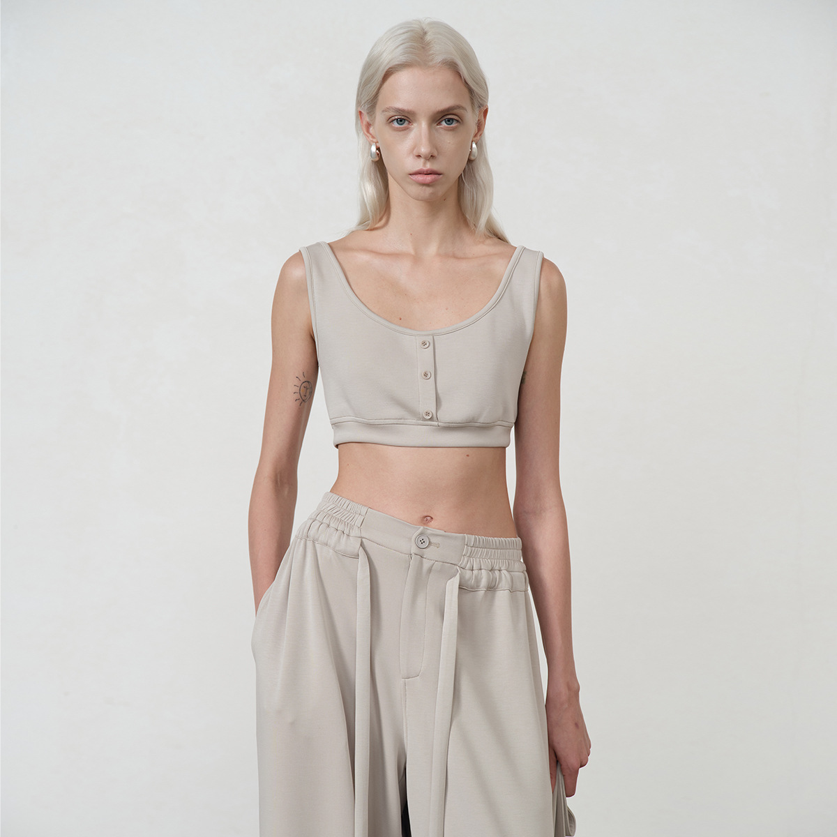 Sleeveless Crop Top for Women Elegant and Commuter-Friendly Innerwear - Image 2